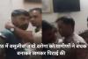 VIDEO, पुलिस की पिटाई: मेरठ में दुकानदारों से कर रहे थे अवैध वसूली, ग्रामीणों ने दो दरोगा को बंधक बनाकर जमकर पीटा