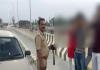 शाहजहांपुर: खतरनाक स्टंट पर पुलिस ने युवकों से लगवाई उठक-बैठक, हिदायत देकर छोड़ा