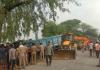सुलतानपुर: मौरंग लदा डंपर पेड़ से टकराया, चालक की मौत 