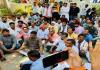 सीतापुर : थाने की कुर्सियों में भ्रष्टाचार की गंध...बताकर जमीन में बैठे कांग्रेस सांसद 