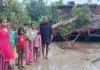 लखीमपुर खीरी: मूसलाधार बारिश के बीच झोपड़ी पर गिरा पेड़...परिवार के 7 लोग दबे, पिता और बेटी घायल