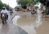 Auraiya News: जर्जर सड़क पर जलभराव होने से राहगीर परेशान...ग्रामीणों का आरोप- अधिकारी नहीं देते ध्यान