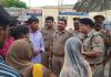 शाहजहांपुर: हत्या की रिपोर्ट दर्ज करने को लेकर अस्पताल गेट पर जाम की सड़क, इंस्पेक्टर-दरोगा के निलंबन की उठाई मांग