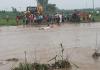 बिजनौर: नकटा नदी में बही वन विभाग की गाड़ी, अधिकारियों ने कूदकर बचाई जान