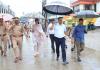 बरेली: बारिश में शहर का हाल देखने निकले DM, जलभराव के कारण जानने के बाद अधिकारियों को जल्द समस्या दूर करने का दिया निर्देश