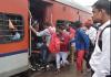 बरेली: ब्लॉक से संचालन प्रभावित हुआ तो दूसरी ट्रेनों में चढ़े यात्री, जंक्शन पर स्टाफ ने उतारा