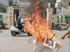 वाराणसी में महिलाओं ने जलाया बिहार सीएम नीतीश कुमार का पुतला