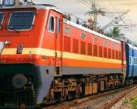 बरेली: ट्रेनों में भीड़ का बुरा हाल, एसी कोच में चढ़े जनरल यात्रियों को पकड़-पकड़ कर उतारा