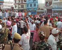 लखीमपुर-खीरी: सपा समर्थकों और पुलिस के बीच झड़प, बोतलें-जूते और चप्पल फेंके, पुलिस ने लाठी फटकार खदेड़ी भीड़ 