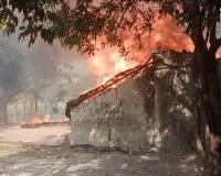 लखीमपुर खीरी: अज्ञात कारणों के चलते लगी आग, 8 घर जले...लाखों का हुआ नुकसान