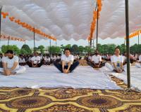 10th International Yoga Day: श्रावस्ती में हजारों लोगों ने किया योग, स्पोर्ट स्टेडियम में संपन्न हुआ कार्यक्रम