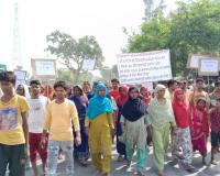सीतापुर: अभियुक्तो की गिरफ्तारी न होने से नाराज परिजनों पैदल ही सीएम से मिलने निकले