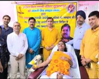 सुलतानपुर: गायत्री जयंती पर 44 महादानियों ने किया रक्तदान, एसपी की पत्नी ने भी किया रक्तदान 