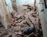 बाराबंकी: छत पर सोया था पूरा परिवार, भोर में अचानक भरभरा कर गिरी, पति-पत्नी और दो बच्चे गंभीर घायल