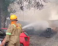 लखनऊ: कार गैराज में लगी भीषण आग,  CNG वाहनों में हुए विस्फोट, फायर ब्रिगेड की गाड़ियां मौके पर मौजूद