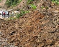 अल्मोड़ा: भारी बारिश से सेराघाट मार्ग बंद, कई गांवों का संपर्क कटा 