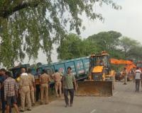 सुलतानपुर: मौरंग लदा डंपर पेड़ से टकराया, चालक की मौत 