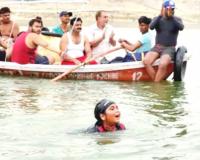 6वीं की छात्रा शान्वी ने 17 मिनट में तैरकर पार की यमुना की धार, रिकॉर्ड के लिए पेश करेगी दावा  
