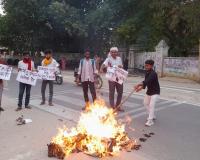 प्रयागराज: सरकार पर भड़के छात्रों ने शिक्षा मंत्री का जलाया पुतला, जमकर की नारेबाजी
