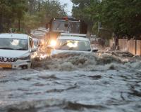 दिल्ली में भारी बारिश, सड़कों पर जलभराव से यातायात प्रभावित 