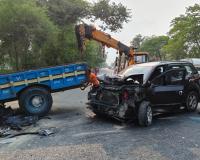 बाराबंकी: एक्सयूवी और ट्रैक्टर की जबरदस्त भिड़ंत, दो गंभीर घायल
