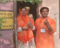 भाजपा उम्मीदवार रवि किशन ने पत्नी संग डाला मतदान, कहा- रामराज्य को बरकरार रखने के लिए किया 