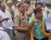 शाहजहांपुर: आंवला सांसद के साथ जांच करने पहुंचे सपा प्रतिनिधि मंडल से बदसलूकी, पुलिस के सामने जमकर हंगामा