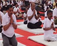 10th International Yoga Day: अयोध्या में राम की पैड़ी पर हजारों साधकों ने किया योग, मंत्री-महापौर सहित कई लोग रहे मौजूद 