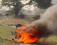 बहराइच: चलती बाइक में अचानक लगी आग, ग्रामीण ने कूदकर बचाई जान, देखें Video