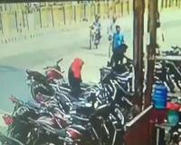 अमेठी: बैंक के सामने खड़ी बाइक चोरी, घटना सीसीटीवी कैमरे में कैद