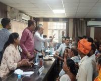 सीतापुर: शिकायतों का समाधान न होने पर अधिकारियों पर भड़के विधायक, पर्ची काट रहे लेखपालों को लगाई फटकार, काउंटर को बताया बेकार  
