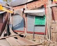 सीतापुर: डेढ़ करोड़ की नजूल भूमि पर बन रही 5 दुकानों पर चला बुलडोजर