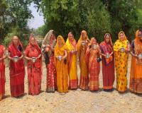 सुलतानपुर: तेज धूप से मुक्ति को महिलाओं ने सूर्य देव को दिया अर्घ्य, राहत के लिए की कामना 