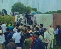 Auraiya Accident: स्टेरिंग फेल होने से कंटेनर डिवाइडर से टकराकर पलटा, ड्राइवर की दबकर मौत