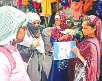 Kanpur: मेरा बच्चा लौटा दो बस, नहीं करूंगा कानूनी कार्रवाई...माता-पिता हाथों में अपहरणकर्ता महिला का पोस्टर लेकर गली-गली घूम रहे