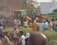 बरेली: नाले से कब्जा हटाने गई पालिका और तहसील की टीम से नोकझोंक