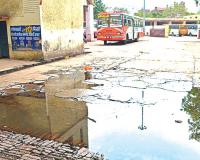 Kanpur News: चुन्नीगंज बस अड्डे पर सीवरभराव, यात्री पी रहे खौलता पानी...मच्छर बने  मुसीबत, विश्रामालय का पंखा भी खराब