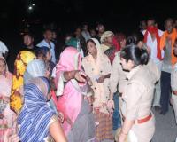 Kanpur: अवैध मौरंग मंडी बदूवापुर शिफ्ट करने पर ग्रामीणों ने पथराव कर तोड़ी गाड़ियां, सड़क पर उतरे लोग, पुलिस ने संभाला मोर्चा 