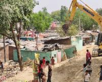 Unnao News: गंगाघाट स्टेशन के कायाकल्प में दर्जनों मकान टूटे...लोग बटोर रहे अपना सामान