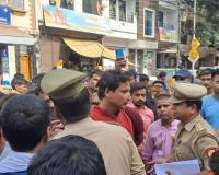 Kanpur Crime: युवक की संदिग्ध परिस्थितियों में मौत, परिजनों ने हत्या का आरोप लगाकर रोड की जाम