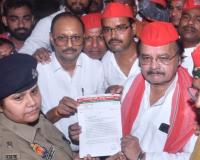 Kanpur: सपाइयों ने पुलिस कमिश्नर को सौंपा ज्ञापन...भाजपा नेता पर FIR की मांग, बोले- BJP अपने खिसकते जनाधार से बौखलाई 