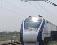 Auraiya News: रेलवे ट्रैक पर तकनीकी खराबी होने से रोकी गई वंदे भारत एक्सप्रेस ट्रेन...होम सिग्नल पर बीस मिनट खड़ी रही 