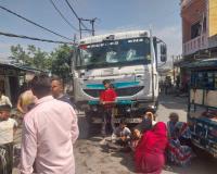 रामपुर: ई-रिक्शा चालक के पैर कटने पर गुस्साए लोगों ने नायब तहसीलदार को पीटा, सड़क पर लगाया जाम