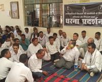 लखीमपुर खीरी: एसडीएम निघासन के खिलाफ दूसरे दिन वकीलों का धरना जारी, जमकर की नारेबाजी 