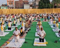 कासगंज: शहर-गांव और कस्बों में लोगों ने किया योगाभ्यास 