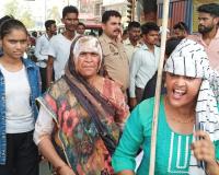 शाहजहांपुर: जलालाबाद पुलिस के विरोध में घायल महिलाओं ने लगाया जाम, जमकर नारेबाजी...जानिए मामला