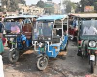 Kanpur: चालकों की अराजकता पर लगेगी लगाम, शहर के 30 रूटों पर ही दौड़ेंगे ई-रिक्शे, कलर कोडिंग व QR कोड व्यवस्था होगी लागू
