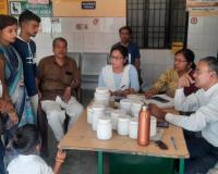 Unnao: मुख्यमंत्री जन आरोग्य मेले में पहुंचे मरीज, डॉक्टरों ने परीक्षण कर बांटी दवाइयां