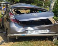 बाराबंकी: तेज रफ्तार कार विद्युत पाेल से टकराई, पांच घायल