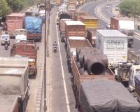 Kanpur: ट्रक ने टैंकर में पीछे से मारी टक्कर, तेल रिसाव के चलते लगा जाम, दो घंटे बाद शुरू हो सका यातायात